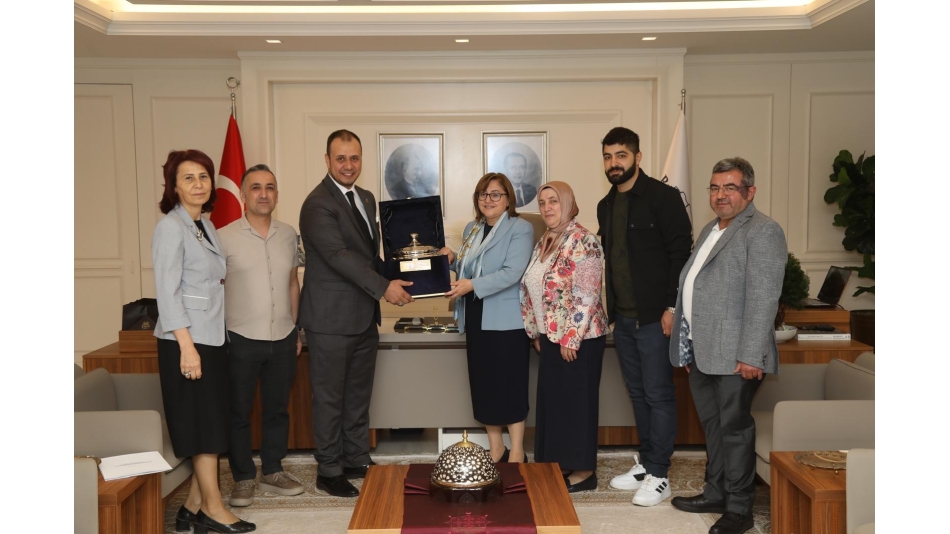 Gaziantep Büyükşehir Belediye Başkanlığına yeniden seçilen Sn. Fatma Şahin başkanımıza yönetim kurulumuz ile birlikte hayırlı olsun ziyaretinde bulunduk yakın ilgi ve alakalarından dolayı şahsım ve esnaflarım adına teşekkür ederim.